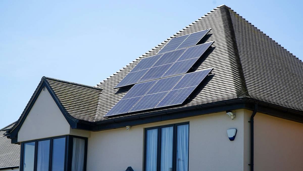 Bar chart comparing annual energy output: monofacial vs bifacial panels over white roof, grass, and snow