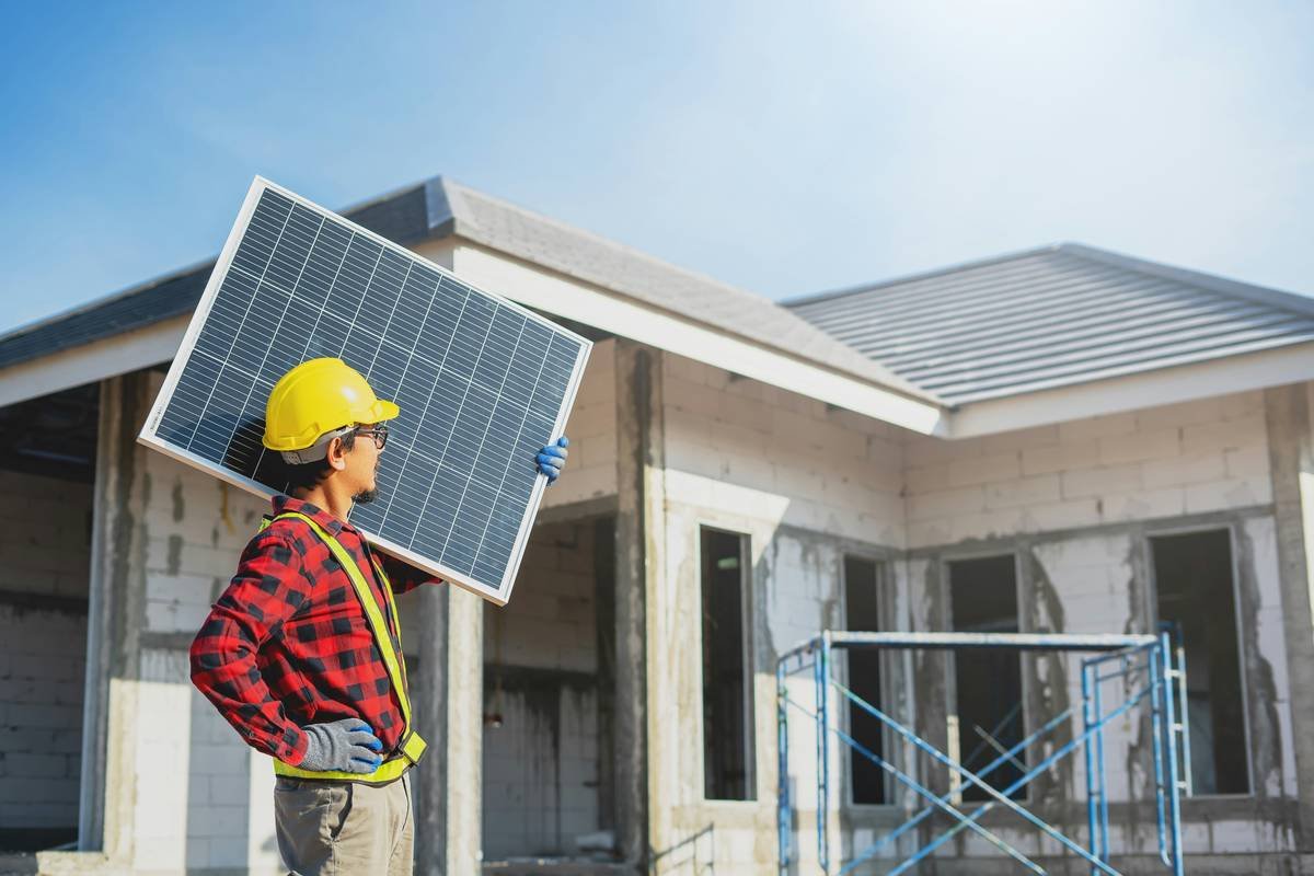 Bar chart comparing energy gain from bifacial solar panels over different ground surfaces: white roof (28%), snow (35%), concrete (22%), grass (8%)