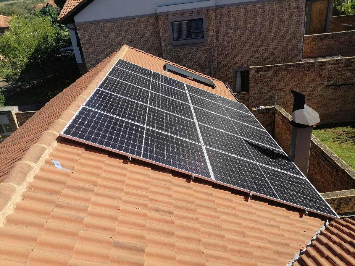 Bar chart comparing energy yield of bifacial vs. monofacial solar panels across different surface reflectivity levels (white roof, grass, gravel)