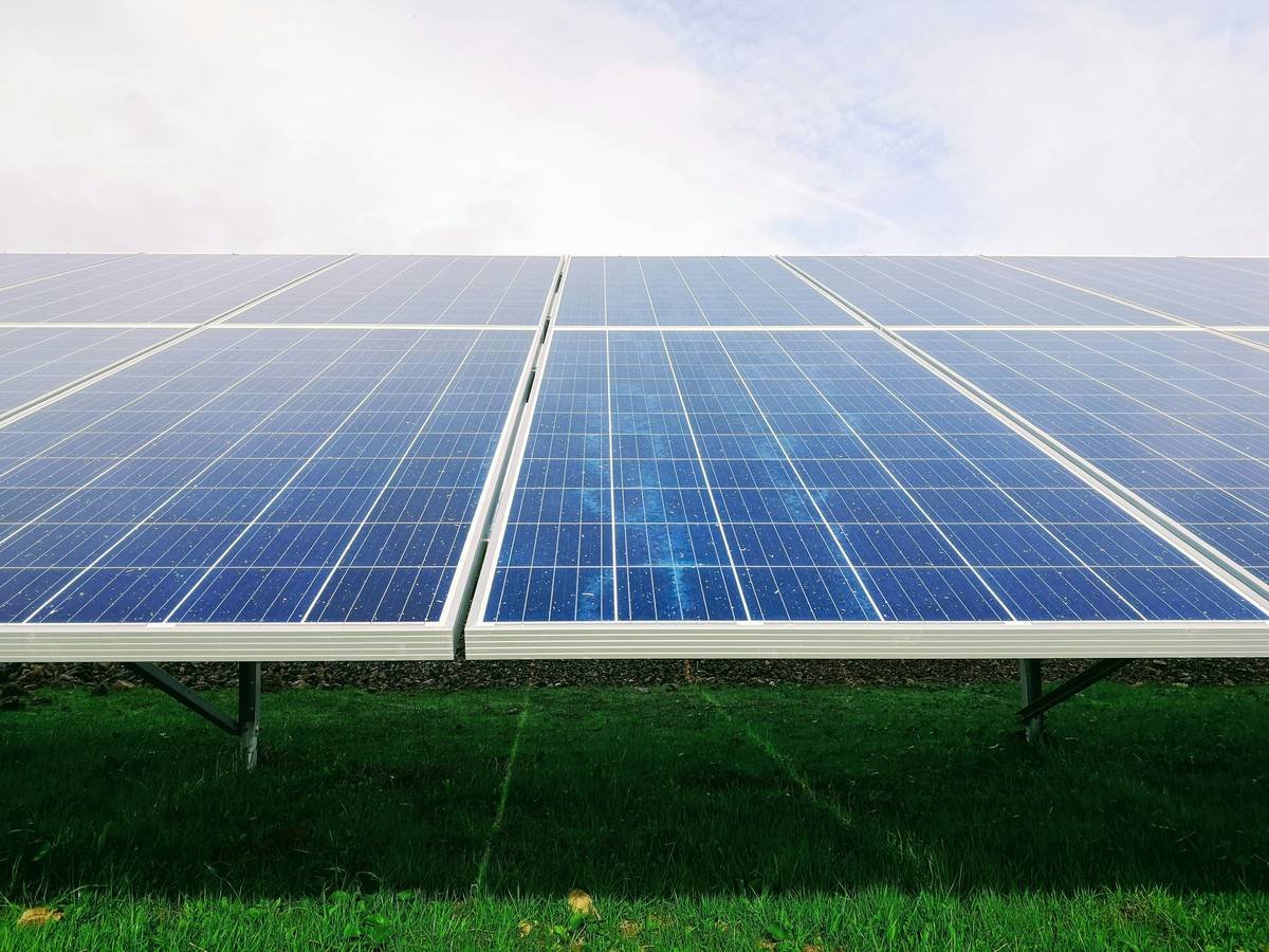 Diagram comparing monofacial vs bifacial solar panels showing front-only vs front-and-rear light absorption