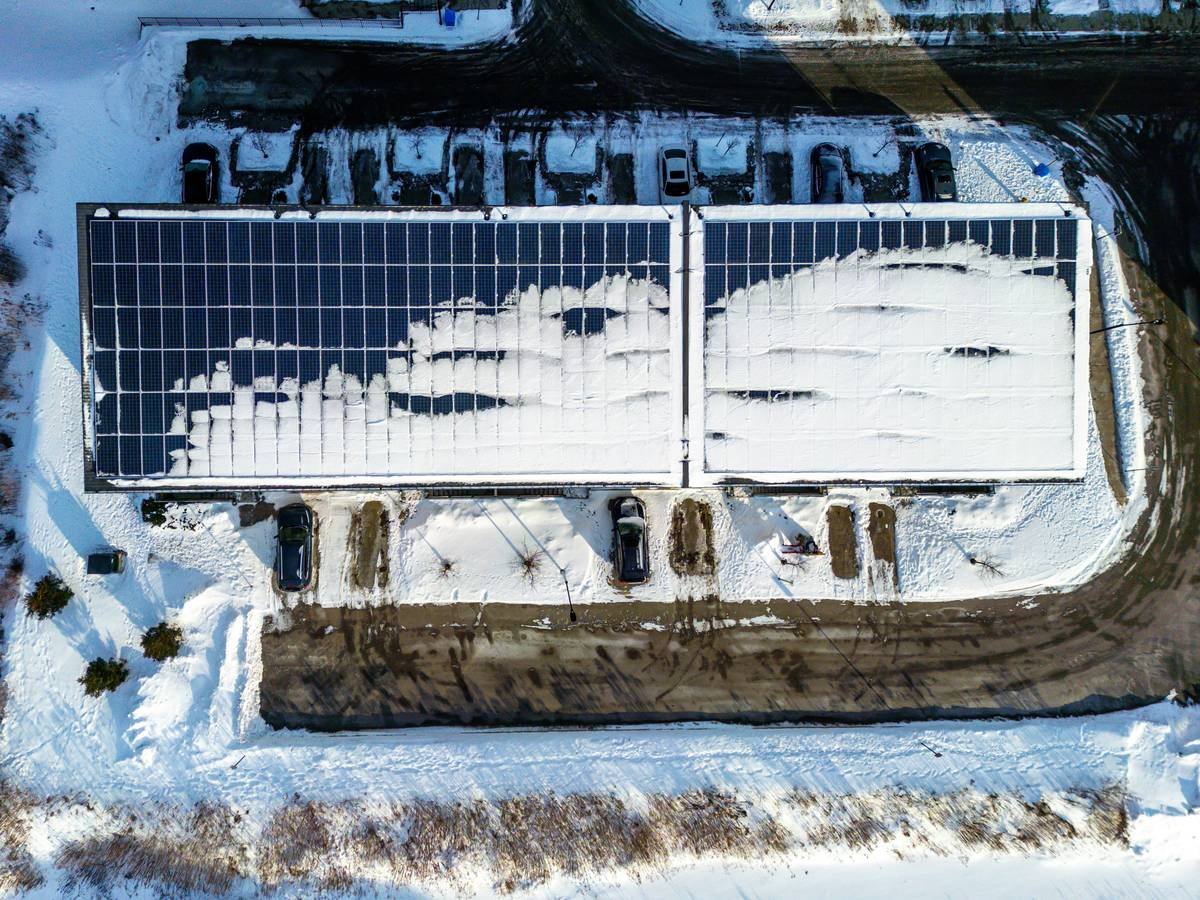 Line graph showing daily energy production of bifacial vs monofacial solar panels over 90 days, with snow event marked