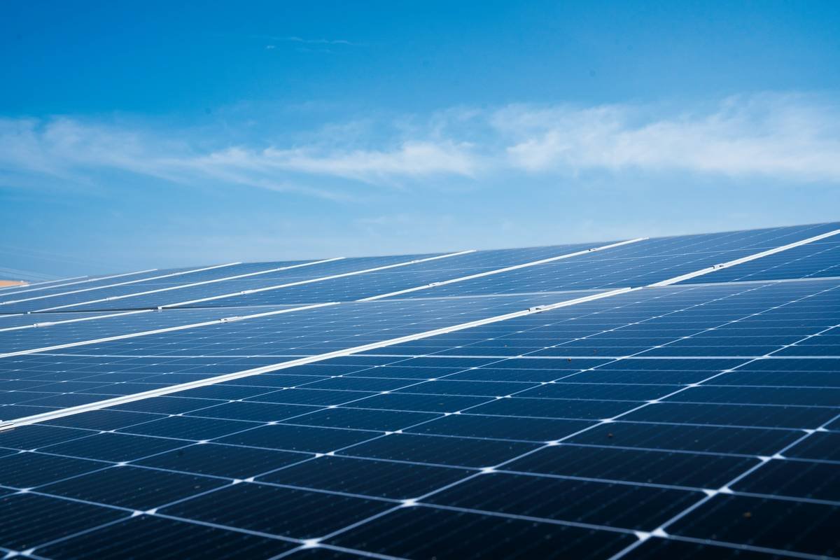 Bar chart comparing annual energy output: bifacial panels (with high albedo surface) produce 22% more than monofacial panels