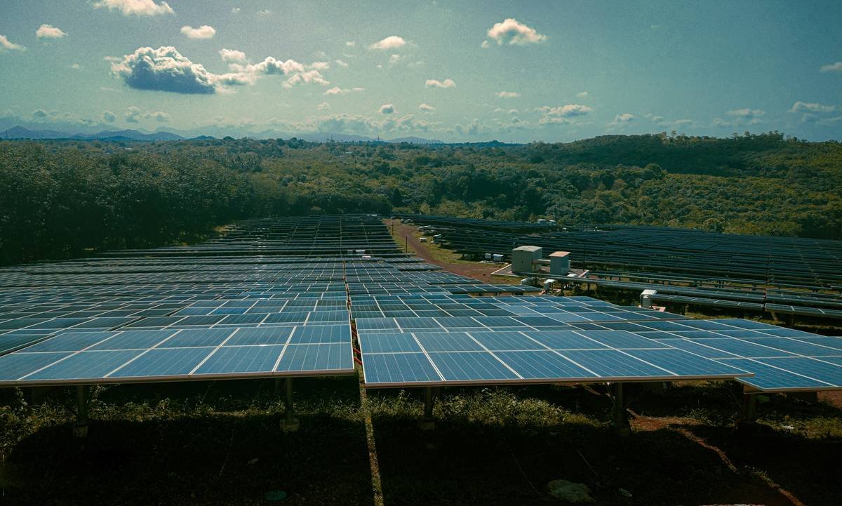 Field comparison of hjt bifacial solar panel efficiency vs traditional panels on residential roof