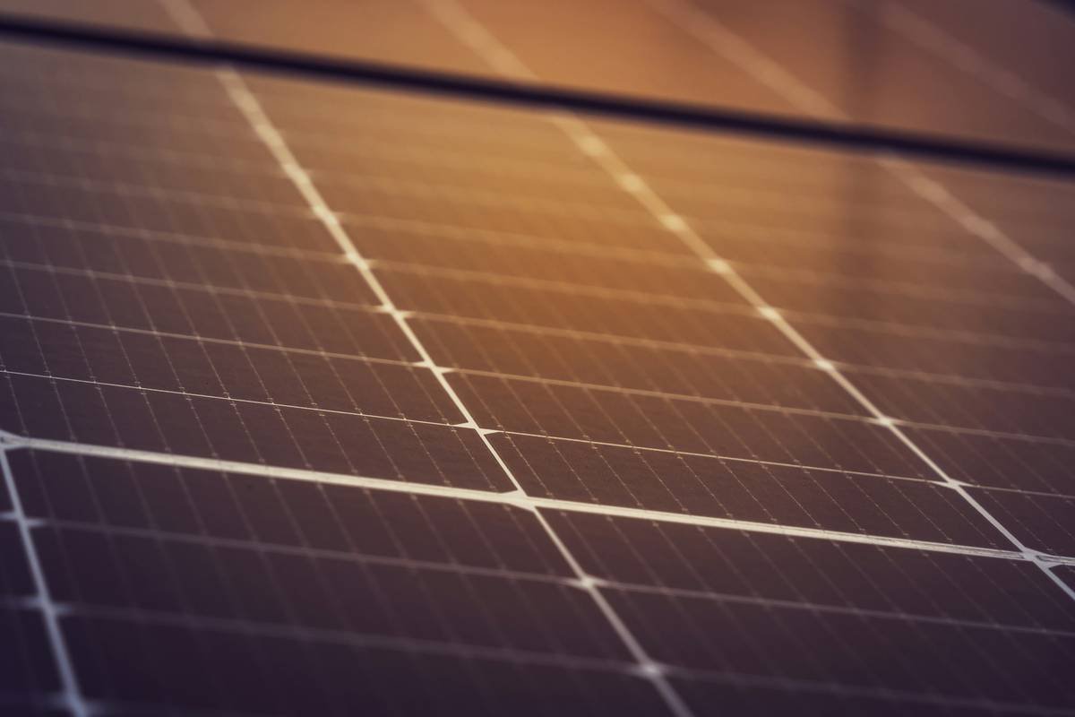 comparison of bifacial solar panels on roof vs traditional panels showing energy output difference