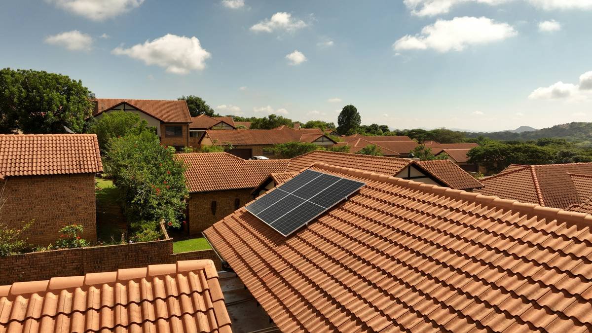 comparison image showing how to install bifacial solar panels with correct vs incorrect mounting height and surface reflectivity
