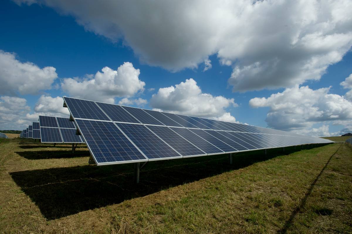 Installation diagram showing hjt bifacial solar panel efficiency with optimal tilt and ground clearance