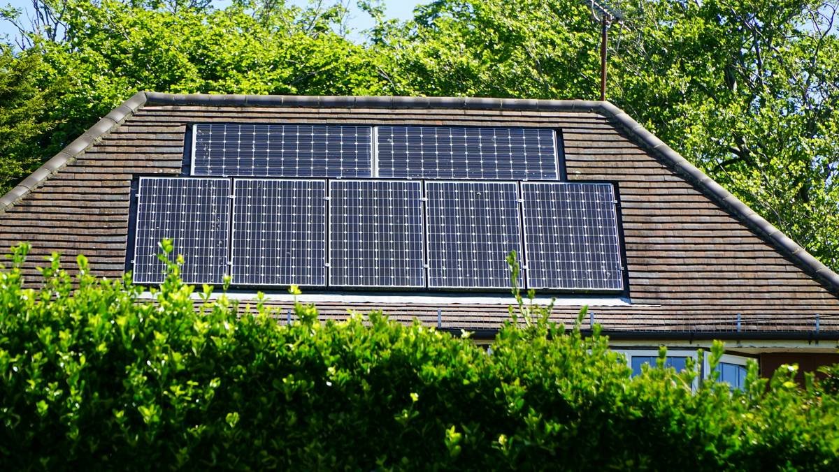 bifacial solar panels installation guide comparing low vs high mounting heights with rear-side light exposure diagrams